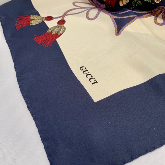 Gucci Floral and Tassel-print Silk Shawl in Ivory - Picture 5 of 9